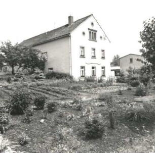 Colditz-Thumirnicht, Thumirnichter Platz 6. Gasthof "Kutscherstube" (Vierseithof; 1876). Straßenansicht mit Hausgarten