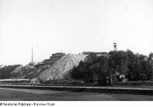 Halsbrücke, Beihilfe Richtschacht, Aufbereitungsgebäude und Fördergerüst. Im Vordergrund rechts Ruine des Kahnhebehauses