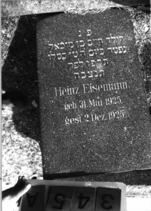 Grabstein 345 (Index: 99797189) Material: Granit Zustand: umgestürzt, beschädigt Maße HxBxT: 96x41x14 cm Beschreibung: Stele, Sockel, Segmentbogenabschluß: Grabstein 345A