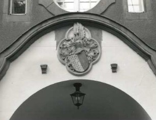 Radebeul, Augustusweg 105. Villa (um 1910). Wappenstein als Portalbekrönung