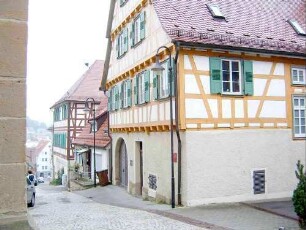 Frühmessnerhaus im Westen der Kirchenburg von Nordnordwesten mit Fachwerk-Obergeschossen