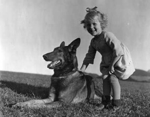 Kinderbilder. Kleines Mädchen mit Schäferhund