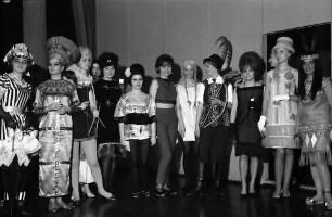 Freiburg: Stadthalle, Wahl der Miss Fasnet, Anwärterinnen zur Miss Fasnet