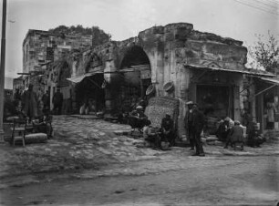 Straße in Kayseri : Straßenszene in Kayseri mit Läden, Händlern und Passanten.