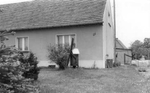 Bad Muskau-Köbeln. Miniaturwindmühle in einem Garten an der Straße Muskau-Köbeln