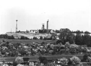 Freiberg. Himmelfahrt Fundgrube. Reiche Zeche. Gesamtanlage mit Schachtgebäuden und Förderturm. Ansicht über eine Kleingartenanlage