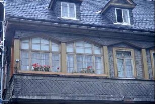 Villa des Sägewerksbesitzers, Fensterreihe im OG