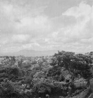 Pare-Gebirge : Blick über Wald und Steppe von Taveta in Richtung der Pare-Gebirges