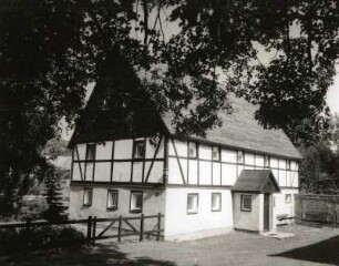 Hartmannsdorf-Reichenau. Gehöft Nummer 54. Wohnstallhaus mit Windfang. Hofseite