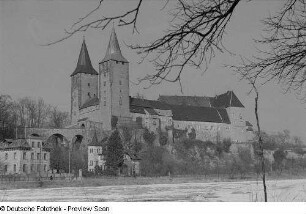 Schloss Rochlitz aus südwestlicher Perspektive, im Vordergrund die Zwickauer Mulde