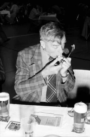 27. Tagung 1977 Chemiker; Sitzreihen im Theater: Richard L. M. Synge