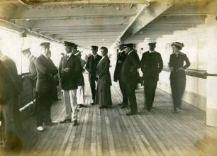 Touristen beim Flanieren auf dem Promenadendeck des Passagierdampfers Victoria Luise : Bordaufnahmen. Touristen beim Flanieren auf dem Promenadendeck des Passagierdampfers Victoria Luise