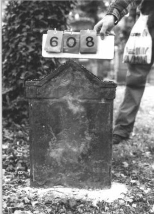 Grabstein 608 (Index: 99788245) Material: Sandstein Zustand: sehr stak verwittert mit großem Textverlust Maße HxBxT: 66x45x9 cm Besonderheit: Foto unscharf: Grabstein 608