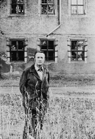 Der Schriftsteller Hanns Cibulka vor Schloß Friedenstein in Gotha