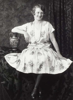 Die Frau des Fotografen, Hulda Hanisch, im Sommerkleid