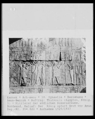 Der König opfert Brot vor Amun