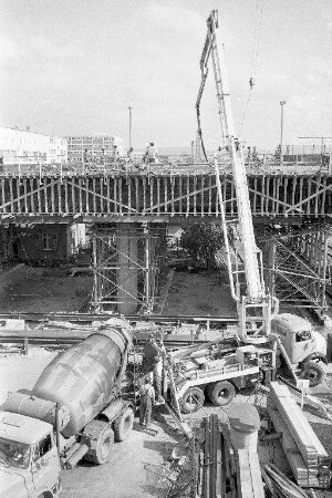 Betonierung der über die Gleise am Westbahnhof, zwischen Grünwinkel und Weststadt, führenden Zeppelinbrücke