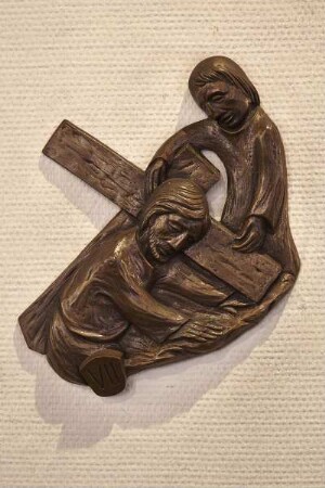 Kreuzweg mit fünfzehn Stationen — Christus bricht zum zweiten Mal unter der Last des Kreuzes zusammen