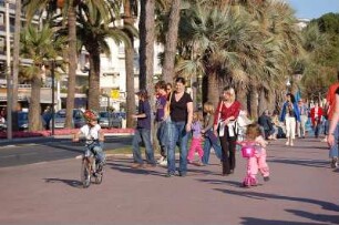 Cannes - Menschen auf der Croisette : Leute auf der Uferstraße Croisette in Cannes, aufgenommen 2006