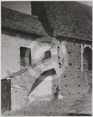 Strebepfeiler an der katholischen Kirche Herrndorf von S