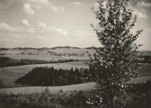 Vogtland, nördlich von Plauen. Blick vom Pfaffenhaus bei Reißig über das Tal der Weißen Elster nach Möschwitz (Pöhl-Möschwitz)