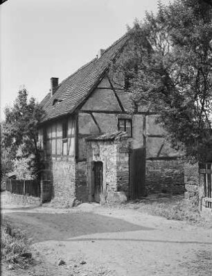 Röhrsdorf-Gorknitz. Altes Bauernhaus. Der Schlusstein am Portal trägt die Jahreszahl 1794