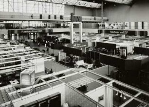 Leipzig. Leipziger Herbstmesse, 1983. Raumaufnahme mit Ausstellungskojen. Ansicht mit Umlaufblende