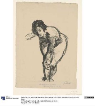 Gebeugter weiblicher Akt