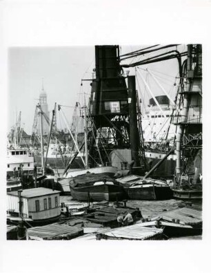 Hamburg. Betriebsamkeit im Hafen. Scheinbare Unordnung hat seine Ordnung. Frachtschiffe werden entladen