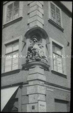 Relief am ehemaligen Reichsstädtischen Kaufhaus in der Heiliggrabgasse in Augsburg