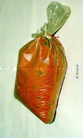 Beutel mit Plastgranulat (rot)