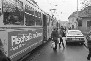 Beengte Straßenverhältnisse an der Straßenbahnhaltestelle "Kirchplatz" in Daxlanden