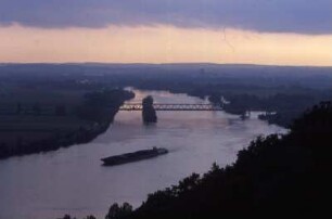 Donau bei Regensburg : Blick von der Walhalla bei Regensburg am Abend auf die Donau, aufgenommen 2001