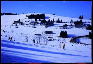 Altglashütten: Wintersporthang und Straßenkurve