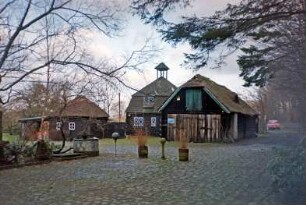 Pöhlswiese 5: Blockhäuser: vor Abbruch: Platz mit Pflasterung