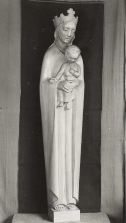 Madonna : Madonna. Holz, geschnitzt (um 1930). Güstrow, Katholische Kirche Sankt Mariae Himmelfahrt