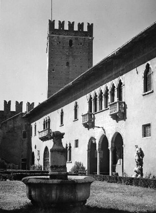 Verona. Castelvecchio (1354/1356). Innenhof. Teilansicht der Hauptfassade (1498)