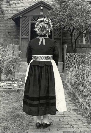 """Halbdeutsche"" Schleifer Tracht aus Rohne, Brautjungfer" : Kleidung - Schleifer Tracht. Ort: Rowno / Rohne. "Halbdeutsche" Schleifer Tracht. Brautjungfer (družka) zur Kirche bei der jungen Hochzeit.