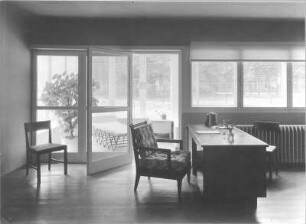 Dresden. Internationale Hygieneausstellung 1930/1931. Entwürfe für Einfamilienhäuser. Haus für einen Lungenkranken (1925/1930). Wohnraum und verglaste Liegeveranda
