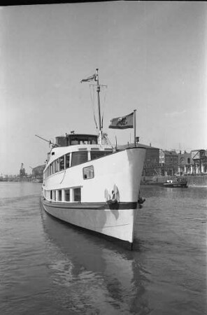 Neues Fahrgastschiff MS "Rüdesheim" im Karlsruher Rheinhafen.
