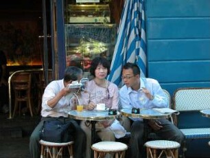 Paris. Montmartre. Japanische Touristen in einem Café am Place du Tertre