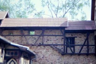 Wehrgang an der inneren Schloßmauer zwischen Westbau und Würzburger Kemenate