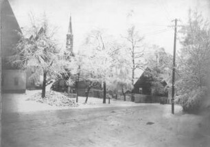 Altenberg. Stadtzentrum mit verschneiten Bäumen und Kirchturm