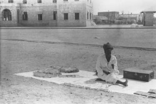 Händler in Port Sudan : Straßenhändler am Hafen von Port Sudan der seine Ware anbietet