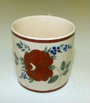 Tasse mit Blumendekor