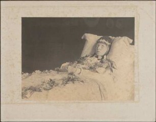 Kaiserin Augusta auf dem Totenbett.