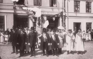 Gruppenbild mit Mitgliedern der Schlachter-Innung Bad Doberan auf dem Markt während eines Festes
