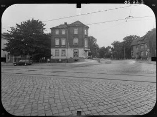 Dresden-Strehlen, Caspar-David-Friedrich-Straße 1. Wohnhaus mit Laden. Straßenfront (über den Wasaplatz)