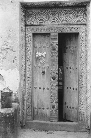 Eingangstür : Eine reich beschnitzte Eingangstür ("Sansibar-Tür") in Bagamoyo.