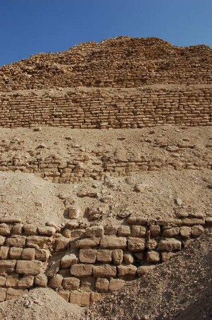 Seitenansicht der Stufenpyramide des Königs Djoser in Sakkara